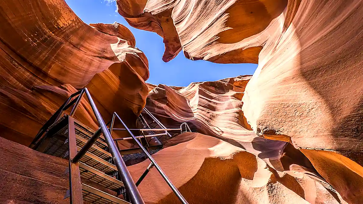 Eingang und Treppen im Antelope Canyon bei Page in Arizona