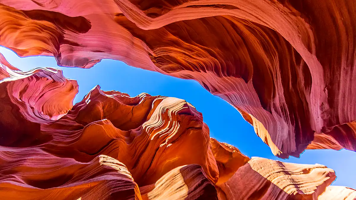 Enge Sandsteinformationen mit Blick zum Himmel im Antelope Canyon bei Page