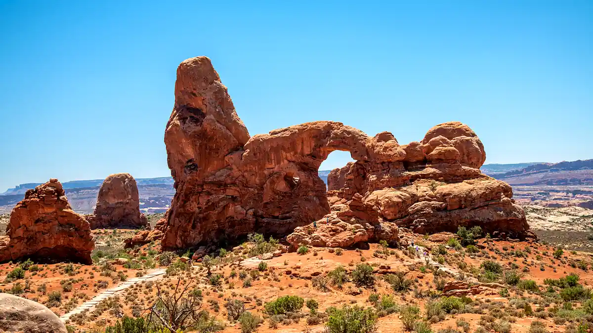 Turret Arch und rote Sandsteinformationen im Arches Nationalpark