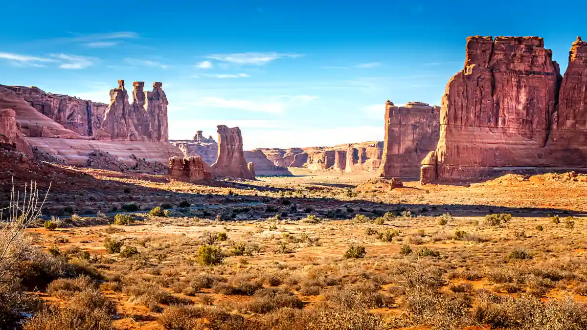 Weite rote Felslandschaft im Arches Nationalpark in Utah