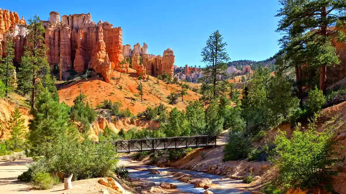 Felsdurchgang und Weg im Queens Garden Trail im Bryce Canyon Nationalpark