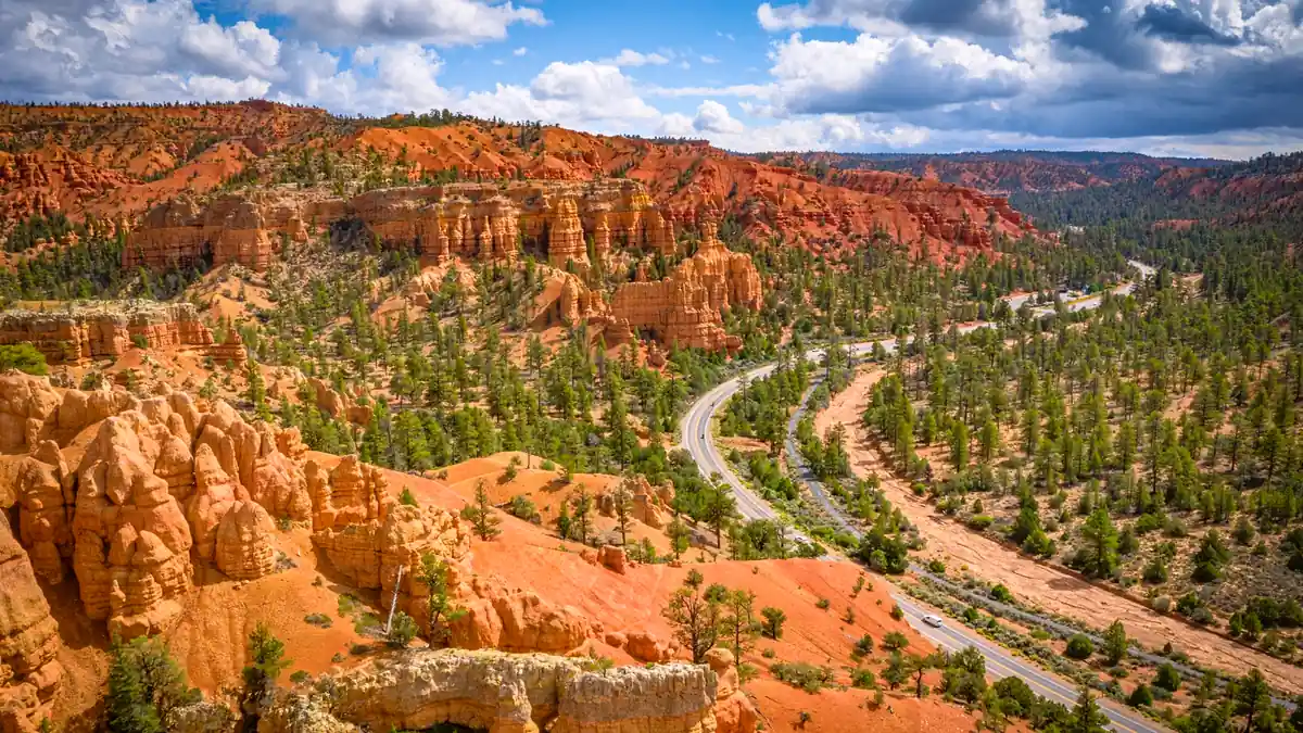 Schneebedeckte Hoodoos und Hochebene im Bryce Canyon Nationalpark