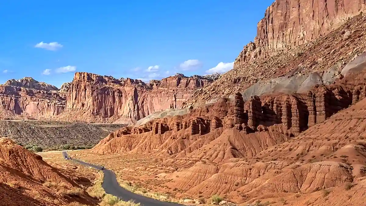Asphaltierter Scenic Drive zwischen roten Sandsteinklippen im Capitol Reef Nationalpark