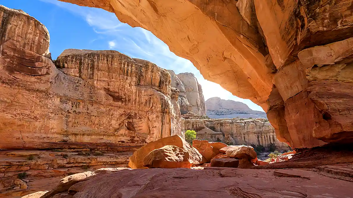 Hickman Natural Bridge und rote Sandsteinlandschaft im Capitol Reef Nationalpark