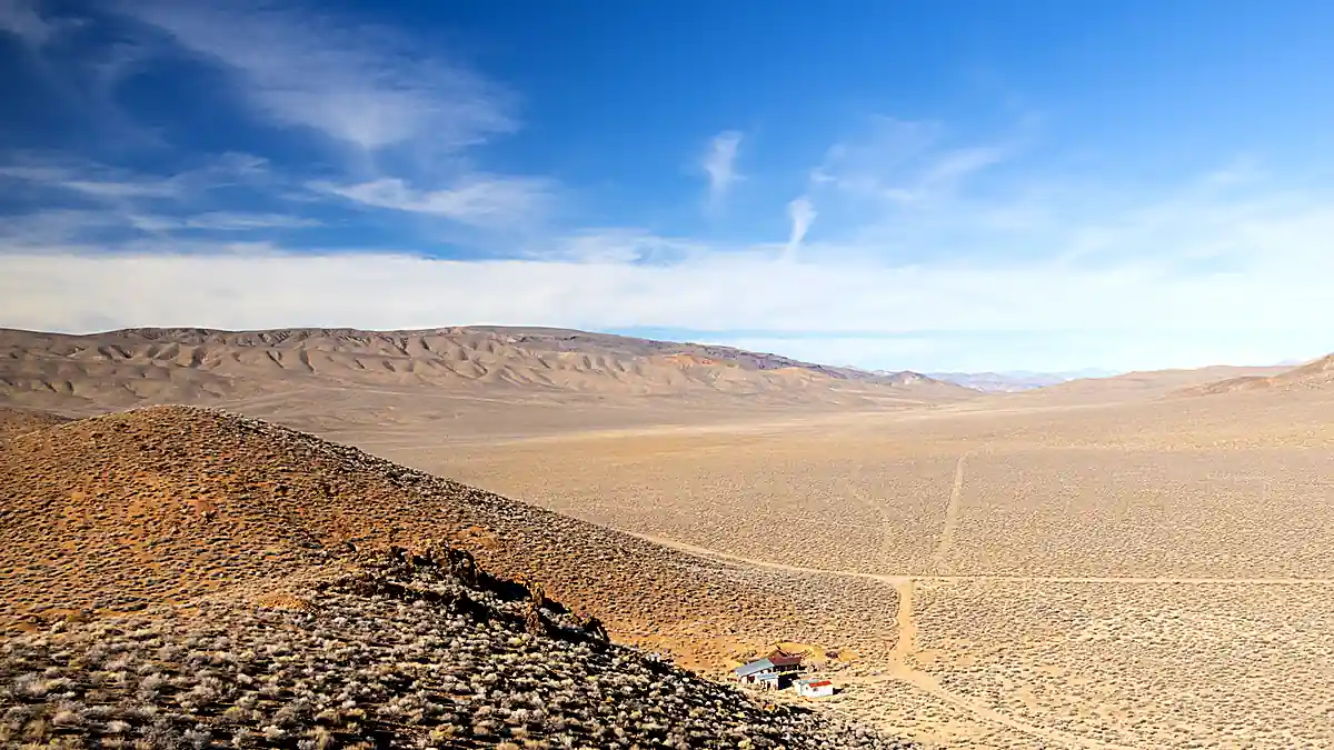 Weite Wüstenlandschaft und Straße im Death Valley während einer USA-Rundreise