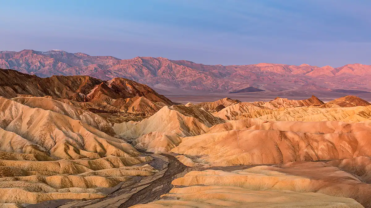 Zabriskie Point im Death Valley bei Sonnenaufgang mit zerfurchter Badlands-Landschaft