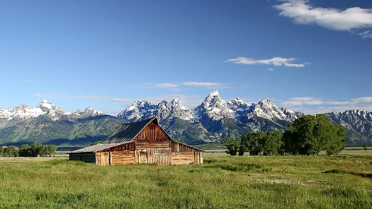 Historische Scheune an der Mormon Row vor der Teton Range in Wyoming