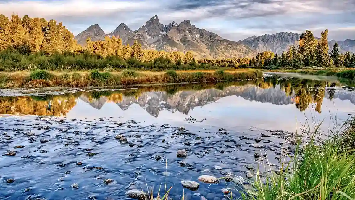 Teton Range mit Spiegelung im Wasser am Schwabacher Landing