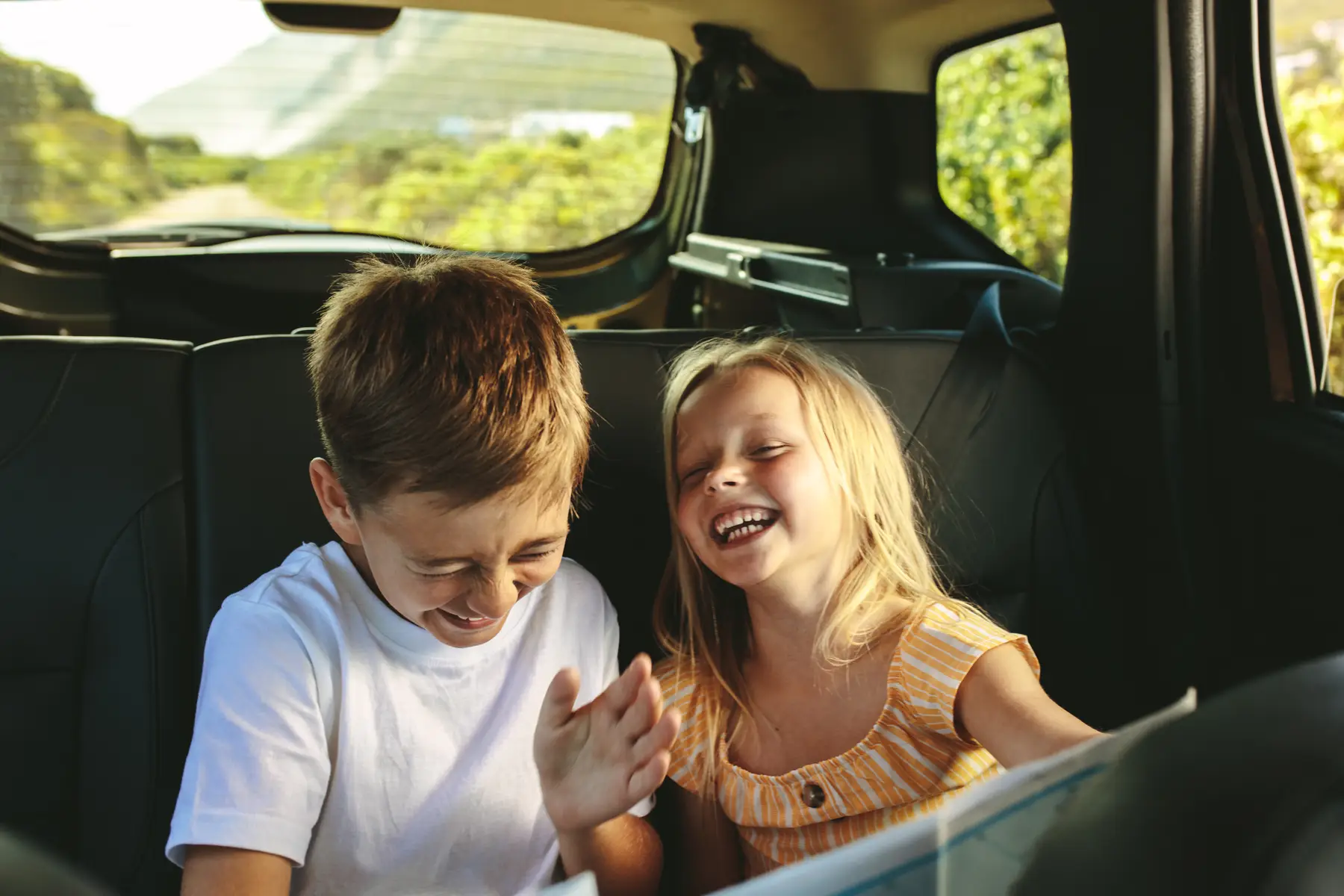 Kinder auf der Rücksitzbank während einer USA-Familienreise – Innenraum und Platzangebot bei SUV und Minivan