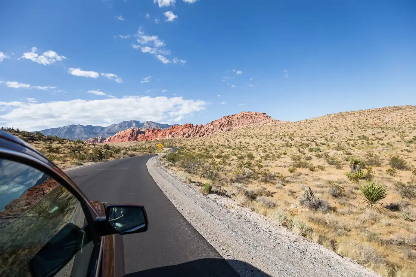 Mietwagen auf einer weiten Wüstenstraße im Südwesten der USA – lange Etappen bestimmen die tatsächlichen Kraftstoffkosten