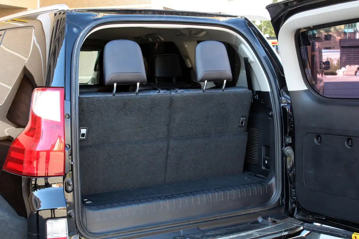 Geöffneter Kofferraum eines SUV mit aufgestellten Rücksitzlehnen – nutzbarer Gepäckraum hinter der letzten Sitzreihe