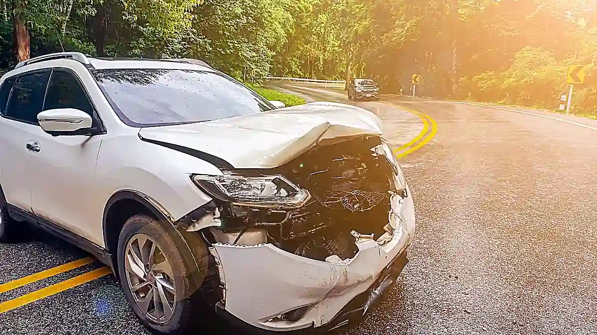 Unfallschaden am USA-Mietwagen auf der Straße: Fahrzeugfront und Umgebung für die Dokumentation festgehalten