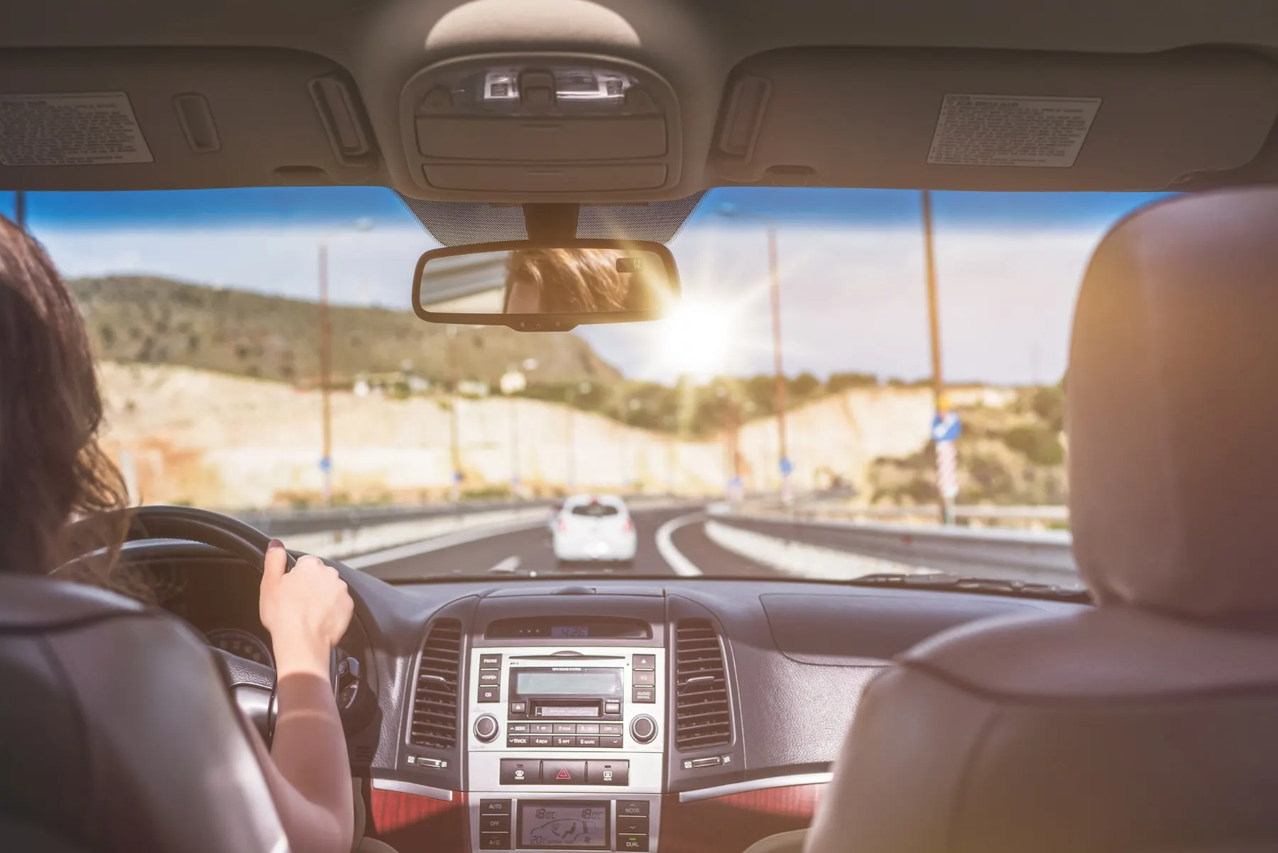 Fahrt mit dem Mietwagen auf einem US-Highway aus dem Innenraum – Sinnbild für Haftpflicht- und Zusatzversicherungen im Rental Agreement