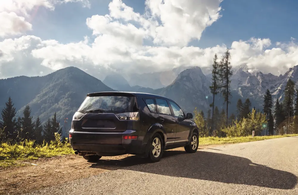 USA-Mietwagen als SUV an einem Aussichtspunkt mit Bergpanorama – viele Vermieter erlauben Kanada-Fahrten grundsätzlich, doch Station und Fahrzeugklasse entscheiden