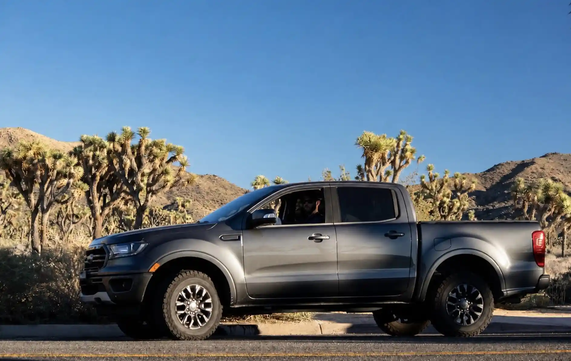 Pick-up-Truck auf USA-Roadtrip nahe Joshua Tree – Ladefläche im Vergleich zu SUV und Minivan