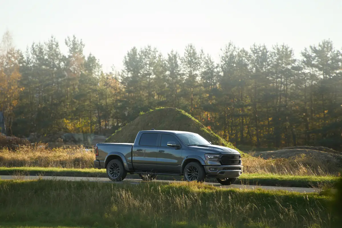 Pick-up mit Anhängerkupplung auf einer Landstraße – Anhängerbetrieb und Tankregelung sind beim Mietwagen nicht automatisch freigegeben