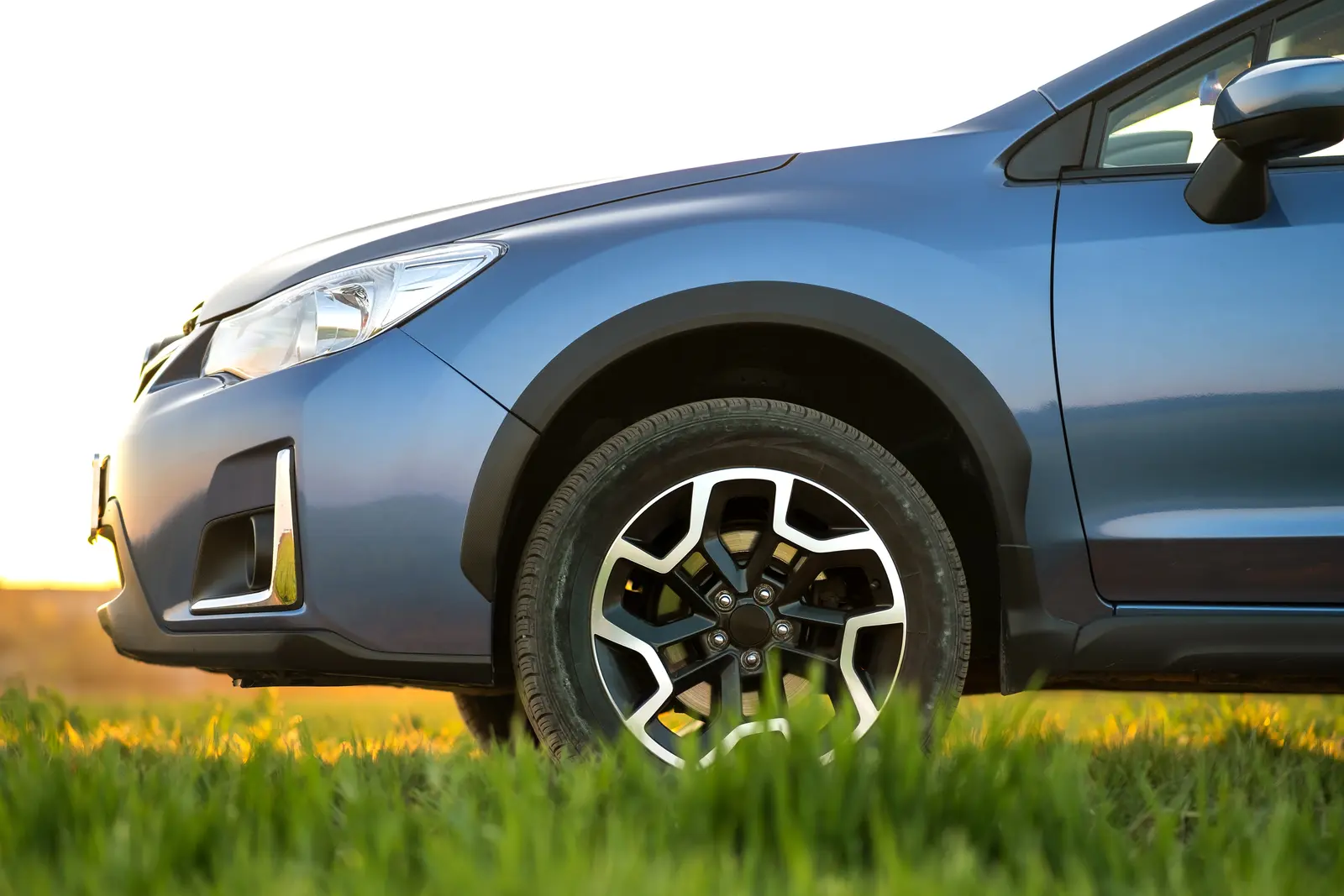 Detailaufnahme von Reifen und Felge eines SUV-Mietwagens – Schadenschutz für Reifen und Scheiben von organisierter Pannenhilfe unterscheiden
