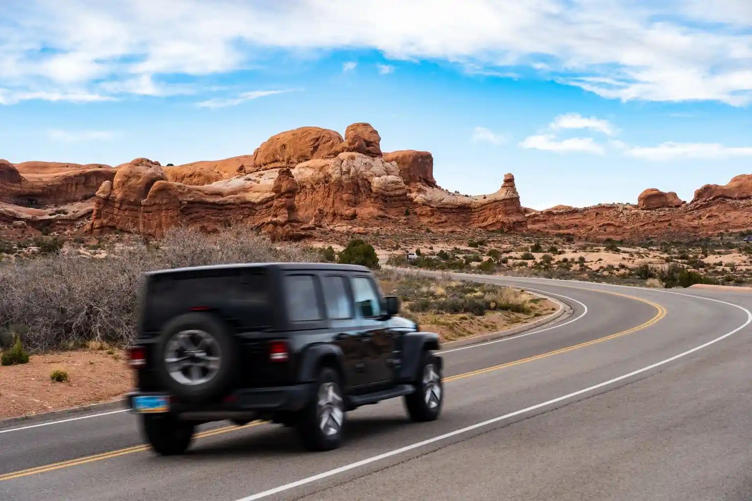 Großer SUV als Mietwagen auf einer USA-Nationalpark-Rundreise als Sinnbild für eine früh gesicherte Einwegroute zwischen zwei Flughäfen