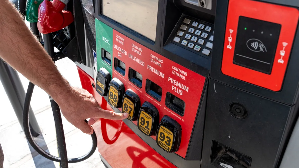 Letzter Tankstopp vor der Mietwagenrückgabe an einer US-Zapfsäule mit Kraftstoffauswahl