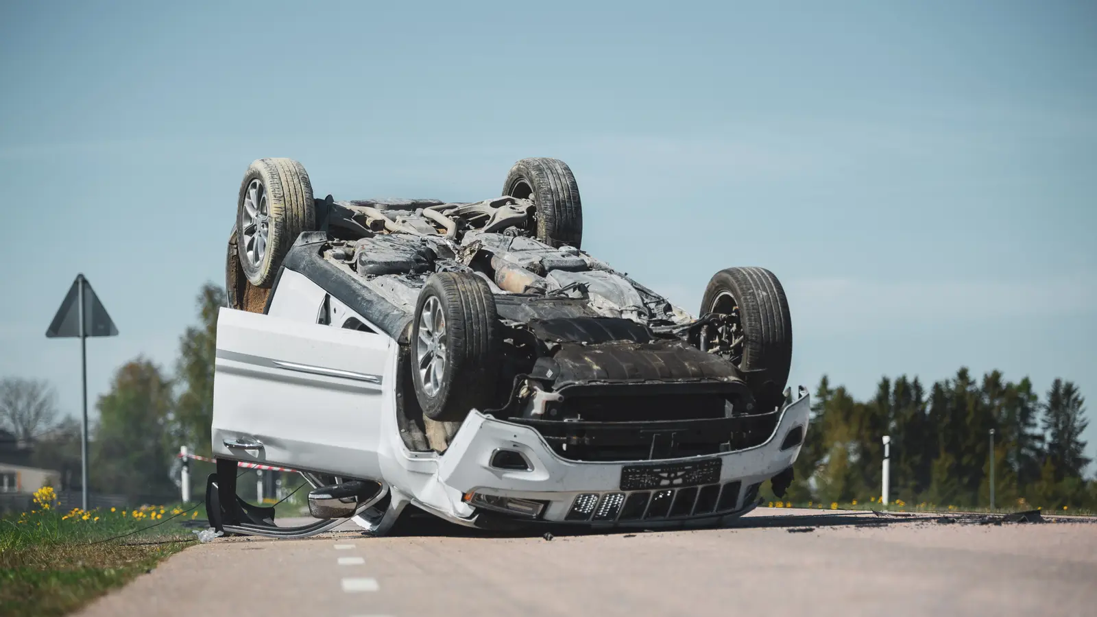 Schwer beschädigter, nicht mehr fahrtüchtiger Mietwagen nach einem Unfall – Weiterfahrt ausgeschlossen, Abschleppen erforderlich