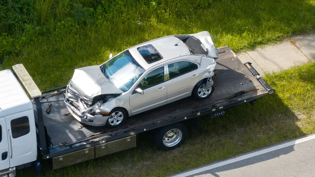 Beschädigter USA-Mietwagen auf einem Abschleppwagen