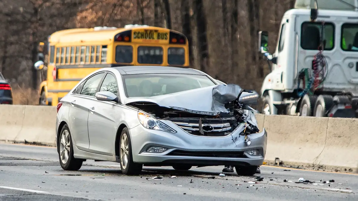 USA-Mietwagen mit Frontschaden an einem Highway