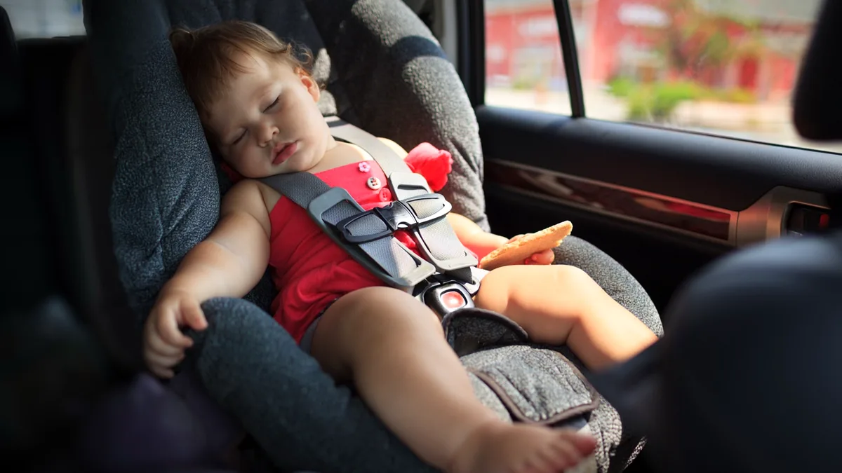 Schlafendes Baby in einem Kindersitz