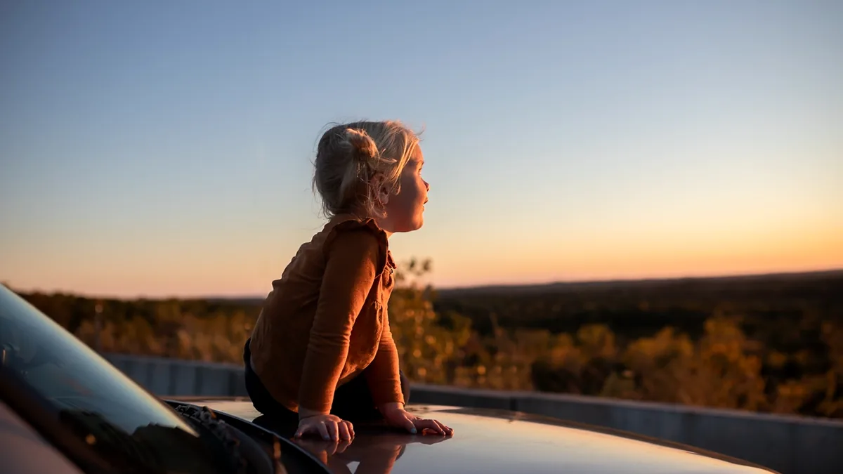 Kind bei einem USA-Roadtrip mit Mietwagen
