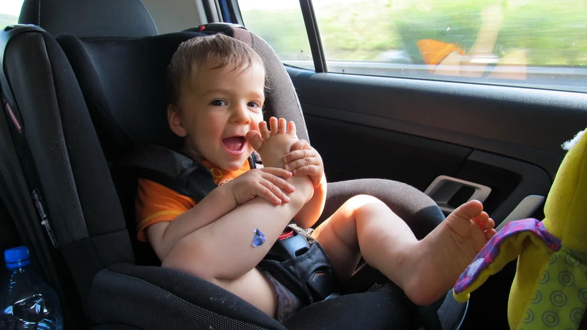 Kleinkind in einem Kindersitz im Auto
