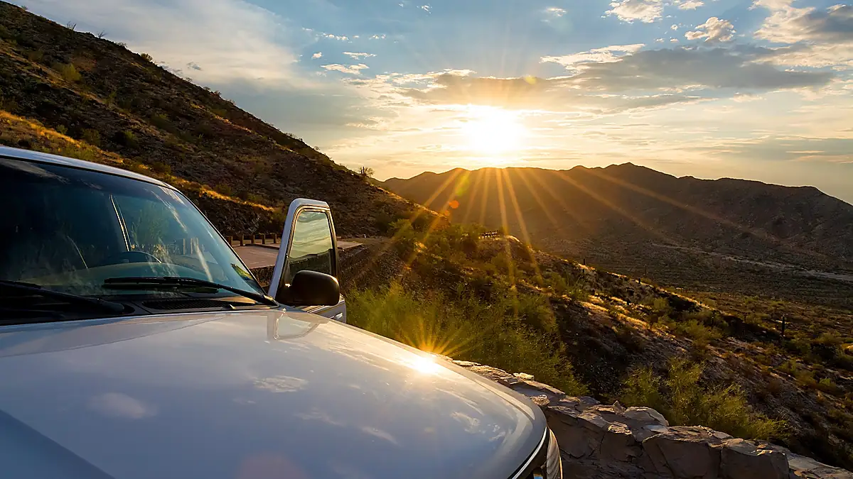 Weißer Mietwagen-SUV bei Sonnenuntergang in Phoenix, Arizona