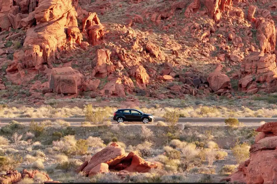 USA-Mietwagen auf einer Straße im Valley of Fire