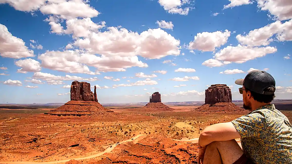 Blick auf die Mittens und Buttes im Monument Valley Navajo Tribal Park