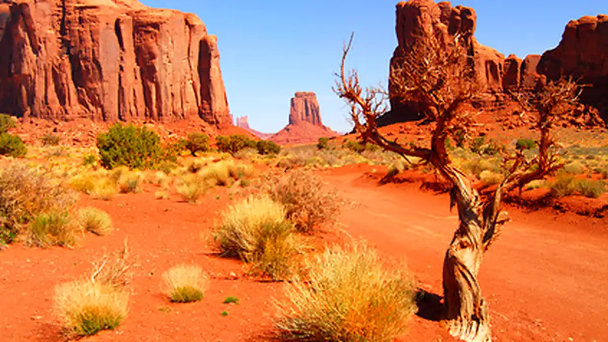 West Mitten Butte in der offenen Wüstenlandschaft des Monument Valley